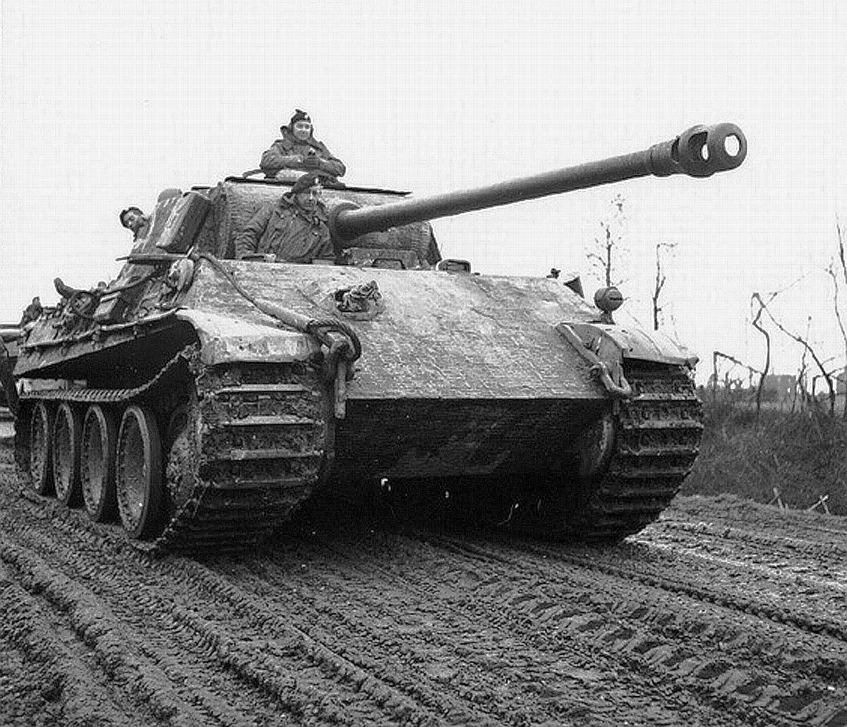 Танк пантера вермахта. Немецкий танк пантера 2 мировой войны. Немецкий танк пантера 2. Танк пантера и т 34. Пантера танк второй мировой.