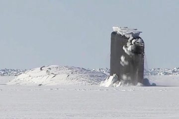 Watch a US Navy Nuclear Submarines Crashing Through Polar Ice ( Video )