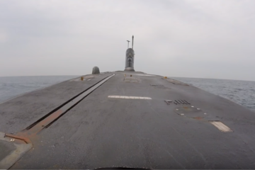 Submarine Diving from the Outside using a couple of GoPro Cameras