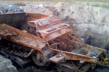 Excavating a German Halftrack found around the Stalingrad Battlefield WW2  ( Video )