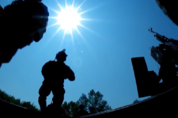 Navy SEALs vs Army’s Green Berets – Special Forces Comparison  ( Video )