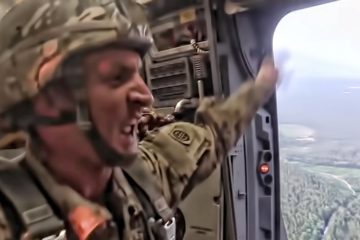 US Army Paratroopers • Get Off My Plane