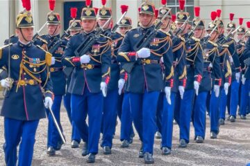 Everyone Speechless: Rare French Changing of the Guard STUNS London