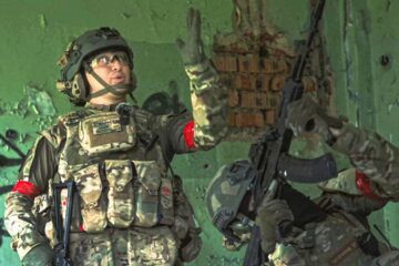 How Russians storm the stairs in a building during combat | A competent assault in building